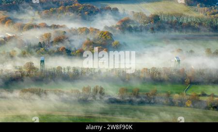 Vue aérienne, brouillard au-dessus de l'écluse de Flaesheim sur le canal Wesel-Datteln et la rivière Lippe, entourée d'arbres caduques d'automne, Flaesheim, Haltern Am Banque D'Images