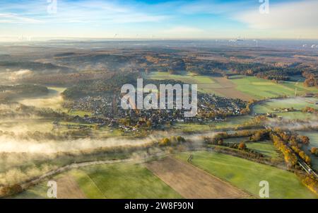 Vue aérienne, brouillard sur le village Flaesheim au canal Wesel-Datteln et la rivière Lippe avec vue lointaine, entouré d'arbres caduques automnaux, Flae Banque D'Images