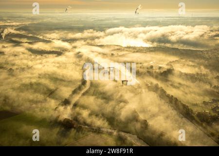 Vue aérienne, brouillard sur l'écluse de Flaesheim sur le canal Wesel-Datteln et la plaine inondable de Lippe avec la rivière Lippe, vue lointaine, entourée d'autumna Banque D'Images