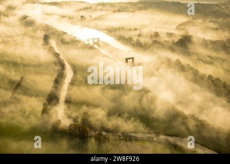 Vue aérienne, brouillard au-dessus de l'écluse de Flaesheim sur le canal Wesel-Datteln et la plaine inondable de Lippe avec la rivière Lippe, entourée de tr caduques automnal Banque D'Images