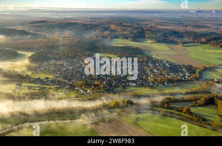 Vue aérienne, brouillard sur le village Flaesheim au canal Wesel-Datteln et la rivière Lippe avec vue lointaine, entouré d'arbres caduques automnaux, Flae Banque D'Images