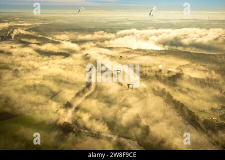 Vue aérienne, brouillard sur l'écluse de Flaesheim sur le canal Wesel-Datteln et la plaine inondable de Lippe avec la rivière Lippe, vue lointaine avec refroidissement à la vapeur Banque D'Images