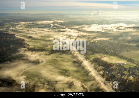 Vue aérienne, vue de Flaesheim avec des nuages de brouillard au-dessus de l'écluse de Flaesheim sur le canal Wesel-Datteln et la plaine inondable de Lippe avec la rivière Li sinueuse Banque D'Images