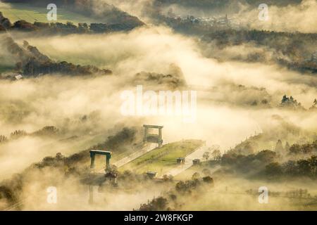 Vue aérienne, brouillard au-dessus de l'écluse de Flaesheim sur le canal Wesel-Datteln et la plaine inondable de Lippe, entourée d'arbres caduques d'automne, Flaesheim, Halte Banque D'Images