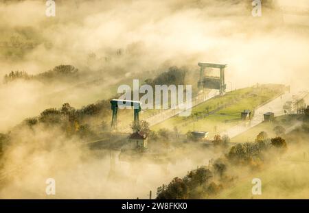 Vue aérienne, brouillard au-dessus de l'écluse de Flaesheim sur le canal Wesel-Datteln et la plaine inondable de Lippe, entourée d'arbres caduques d'automne, Flaesheim, Halte Banque D'Images