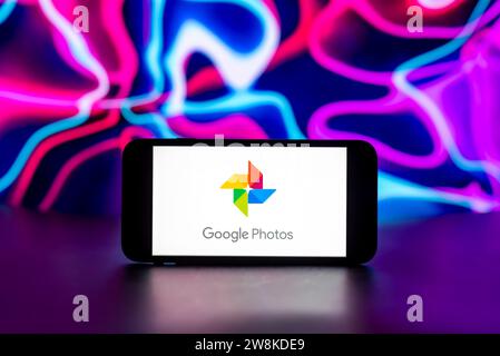 Inde. 21 décembre 2023. Sur cette photo, le logo Google photos est affiché sur l'écran d'un téléphone mobile. (Image de crédit : © Idrees Abbas/SOPA Images via ZUMA Press Wire) USAGE ÉDITORIAL SEULEMENT! Non destiné à UN USAGE commercial ! Banque D'Images