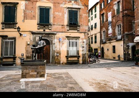 LUCCA, ITALIE, 16 AVRIL 2017 : détail d'une statue en bronze de Giacomo Puccini, célèbre compositeur italien d'opéra, dans le centre-ville de Lucca sa ville natale. Toscane, Banque D'Images