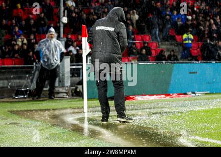 EINDHOVEN - eau sur le terrain en raison de fortes pluies lors de la 2e manche du match de la coupe KNVB entre le PSV Eindhoven et le FC Twente au stade Phillips le 21 décembre 2023 à Eindhoven, aux pays-Bas. ANP BART STOUTJESDIJK Banque D'Images