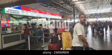 Sao Paulo, Sao Paulo, Brésil. 21 décembre 2023. SAO PAULO (SP), 12/21/2023 - MOUVEMENT/TERMINAL/TIETE - mouvement à la gare routière de Tiete à Sao Paulo en raison de l'embarquement des fêtes de Noël ce jeudi (21). (Photo : Oslaim Brito/Thenews2/Zumapress) (image de crédit : © Oslaim Brito/TheNEWS2 via ZUMA Press Wire) USAGE ÉDITORIAL SEULEMENT! Non destiné à UN USAGE commercial ! Banque D'Images