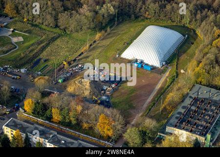 Vue aérienne, dôme d'air et salle de sport incendiée à l'ancien terrain de sport Enfieldstraße, entouré d'arbres caduques d'automne, Rentfort, Gladbeck Banque D'Images