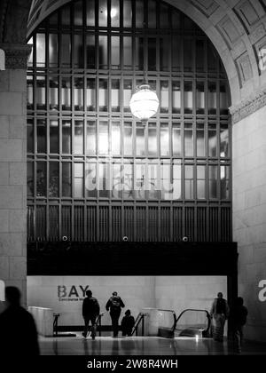 Les navetteurs se précipitent pour attraper leur train à l'intérieur de la gare Union à Toronto, Ontario, Canada. Banque D'Images