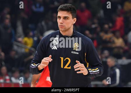 Belgrade, Serbie, 19 décembre 2023. Carlos Alocen du Real Madrid réagit lors du match de Turkish Airlines Euroleague 2023/2024 entre Crvena Zvezda Meridianbet Belgrade et le Real Madrid au Aleksandar Nikolic Hall de Belgrade, Serbie. 19 décembre 2023. Crédit : Nikola Krstic/Alamy Banque D'Images