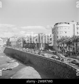 La côte méditerranéenne et l'avenue des Francais avec Hôtel Normandie dans la ville de Beyrouth ca. 1950-1955 Banque D'Images