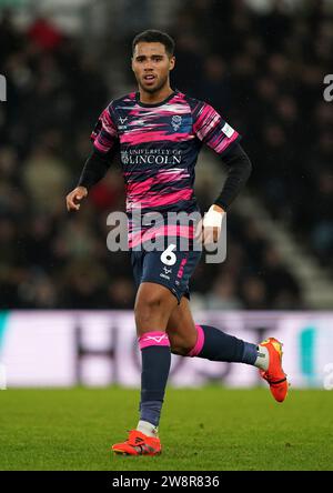 Ethan Erhahon de Lincoln City lors du match Sky Bet League One au Pride Park, Derby. Date de la photo : jeudi 21 décembre 2023. Banque D'Images