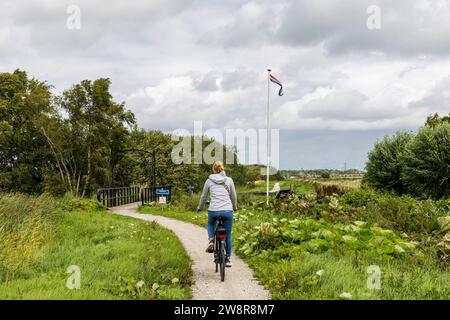 Vélo le long du lac Schildmeer entre Schildwolde en Overschild dans la municipalité de Miidden-Groningen province de Groningen aux pays-Bas Banque D'Images