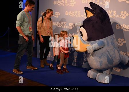 Invités .le jeudi 21 décembre, des célébrités et leurs familles se sont réunies au Royal Festival Hall de Londres pour un gala de Bluey's Big Play , une nouvelle adaptation théâtrale de la série télévisée pour enfants Bluey primée BAFTA & Emmy . Produit par Ludo Studion .VIP invités et fiers parents qui sont venus voir la première officielle du spectacle de scène au Royaume-Uni inclus , Strictly Come Dancing stars James et Ola Jordan , Rachel Riley et son mari Pasha Kovalev , comédienne et présentatrice de télévision Katherine Ryan , le rappeur Professor Green, Brian McFadden .JLS de Westlife est devenu fermier Banque D'Images