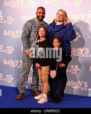 Invités .le jeudi 21 décembre, des célébrités et leurs familles se sont réunies au Royal Festival Hall de Londres pour un gala de Bluey's Big Play , une nouvelle adaptation théâtrale de la série télévisée pour enfants Bluey primée BAFTA & Emmy . Produit par Ludo Studion .VIP invités et fiers parents qui sont venus voir la première officielle du spectacle de scène au Royaume-Uni inclus , Strictly Come Dancing stars James et Ola Jordan , Rachel Riley et son mari Pasha Kovalev , comédienne et présentatrice de télévision Katherine Ryan , le rappeur Professor Green, Brian McFadden .JLS de Westlife est devenu fermier Banque D'Images