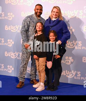 Invités .le jeudi 21 décembre, des célébrités et leurs familles se sont réunies au Royal Festival Hall de Londres pour un gala de Bluey's Big Play , une nouvelle adaptation théâtrale de la série télévisée pour enfants Bluey primée BAFTA & Emmy . Produit par Ludo Studion .VIP invités et fiers parents qui sont venus voir la première officielle du spectacle de scène au Royaume-Uni inclus , Strictly Come Dancing stars James et Ola Jordan , Rachel Riley et son mari Pasha Kovalev , comédienne et présentatrice de télévision Katherine Ryan , le rappeur Professor Green, Brian McFadden .JLS de Westlife est devenu fermier Banque D'Images