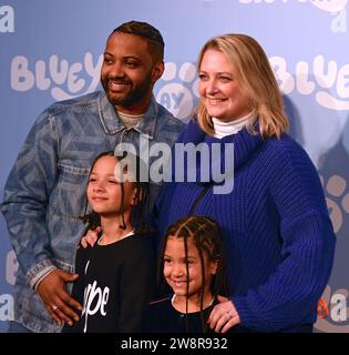 Invités .le jeudi 21 décembre, des célébrités et leurs familles se sont réunies au Royal Festival Hall de Londres pour un gala de Bluey's Big Play , une nouvelle adaptation théâtrale de la série télévisée pour enfants Bluey primée BAFTA & Emmy . Produit par Ludo Studion .VIP invités et fiers parents qui sont venus voir la première officielle du spectacle de scène au Royaume-Uni inclus , Strictly Come Dancing stars James et Ola Jordan , Rachel Riley et son mari Pasha Kovalev , comédienne et présentatrice de télévision Katherine Ryan , le rappeur Professor Green, Brian McFadden .JLS de Westlife est devenu fermier Banque D'Images