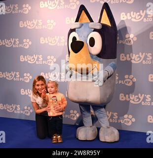 Invités .le jeudi 21 décembre, des célébrités et leurs familles se sont réunies au Royal Festival Hall de Londres pour un gala de Bluey's Big Play , une nouvelle adaptation théâtrale de la série télévisée pour enfants Bluey primée BAFTA & Emmy . Produit par Ludo Studion .VIP invités et fiers parents qui sont venus voir la première officielle du spectacle de scène au Royaume-Uni inclus , Strictly Come Dancing stars James et Ola Jordan , Rachel Riley et son mari Pasha Kovalev , comédienne et présentatrice de télévision Katherine Ryan , le rappeur Professor Green, Brian McFadden .JLS de Westlife est devenu fermier Banque D'Images