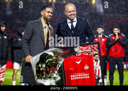 EINDHOVEN - (de gauche à droite) ancien joueur Phillipp Mwene, directeur des affaires de football du PSV Eindhoven Earnest Stewart lors du 2e tour de la coupe KNVB entre le PSV Eindhoven et le FC Twente au stade Phillips le 21 décembre 2023 à Eindhoven, aux pays-Bas. ANP BART STOUTJESDIJK Banque D'Images