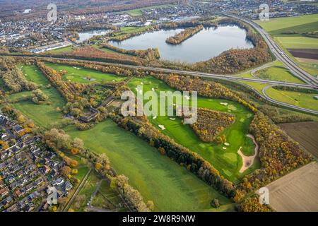 Vue aérienne, Haus Böckum résidence aristocratique médiévale sur Böckumer Burgweg, Golfwiese Golfplatz-Süd Huckingen sur Rahmer See, entouré d'automne Banque D'Images