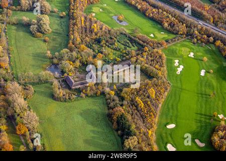 Vue aérienne, Haus Böckum résidence aristocratique médiévale sur Böckumer Burgweg, Golfwiese Golfplatz-Süd Huckingen, entourée d'arbres caduques d'automne Banque D'Images