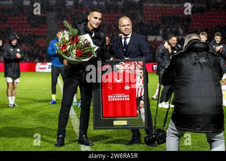 EINDHOVEN - (de gauche à droite) ancien joueur Anwar El Ghazi, directeur des affaires de football du PSV Eindhoven Earnest Stewart lors du 2e tour de la coupe KNVB entre le PSV Eindhoven et le FC Twente au stade Phillips le 21 décembre 2023 à Eindhoven, aux pays-Bas. ANP BART STOUTJESDIJK Banque D'Images