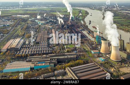 Vue aérienne, Hüttenwerke Krupp Mannesmann site industriel HKM sur le Rhin avec tours de refroidissement fumantes, entouré d'arbres caduques d'automne, Banque D'Images