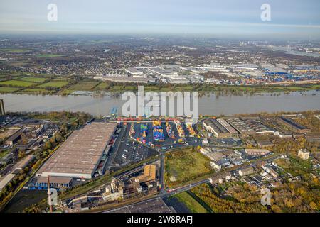 Vue aérienne, logport II (deux) au Rhin avec des hautes eaux, derrière logport I (un) vue lointaine et ciel entouré d'arbres caduques d'automne, Banque D'Images