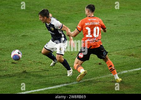 21 décembre 2023 ; Suncorp Stadium, Brisbane, Queensland, Australie : a-League football, Brisbane Roar contre Central Coast Mariners ; Nikola Mileusnic de Brisbane Roar tient Josh Nisbet des Central Coast Mariners Banque D'Images