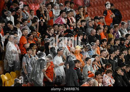 21 décembre 2023 ; Suncorp Stadium, Brisbane, Queensland, Australie : a-League football, Brisbane Roar contre Central Coast Mariners ; les fans de Roar montrent leur soutien sous la pluie Banque D'Images