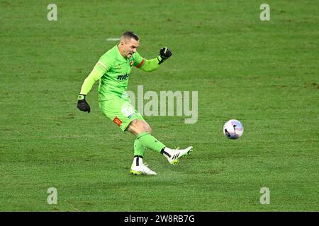 21 décembre 2023 ; Suncorp Stadium, Brisbane, Queensland, Australie : a-League football, Brisbane Roar contre Central Coast Mariners ; Danny Vukovic des Central Coast Mariners dégage le terrain Banque D'Images