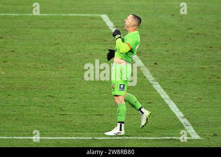 21 décembre 2023 ; Suncorp Stadium, Brisbane, Queensland, Australie : a-League football, Brisbane Roar contre Central Coast Mariners ; Danny Vukovic des Central Coast Mariners rassure les fans de Brisbane Roar après le match Banque D'Images