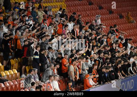 21 décembre 2023 ; Suncorp Stadium, Brisbane, Queensland, Australie : a-League football, Brisbane Roar contre Central Coast Mariners ; les fans de Roar ne sont pas découragés par la pluie Banque D'Images