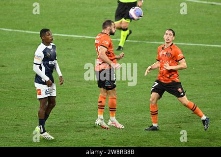 21 décembre 2023 ; Suncorp Stadium, Brisbane, Queensland, Australie : a-League football, Brisbane Roar versus Central Coast Mariners ; Jack Hingert de Brisbane Roar est à l'abri de la balle Banque D'Images