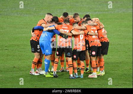 21 décembre 2023 ; Suncorp Stadium, Brisbane, Queensland, Australie : a-League football, Brisbane Roar contre Central Coast Mariners ; l'équipe Brisbane Roar se réunit avant le coup d'envoi Banque D'Images