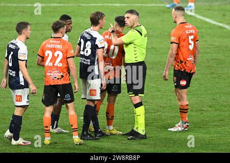 21 décembre 2023 ; Suncorp Stadium, Brisbane, Queensland, Australie : a-League football, Brisbane Roar contre Central Coast Mariners ; Jacob Farrell des Central Coast Mariners conteste une décision avec l'arbitre Banque D'Images