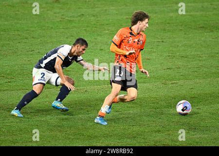 21 décembre 2023 ; Suncorp Stadium, Brisbane, Queensland, Australie : a-League football, Brisbane Roar contre Central Coast Mariners ; Jez Lofthouse de Brisbane Roar passe devant Mikael Doka des Central Coast Mariners Banque D'Images