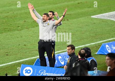 21 décembre 2023 ; Suncorp Stadium, Brisbane, Queensland, Australie : a-League football, Brisbane rugit contre les Central Coast Mariners ; Mark Jackson, entraîneur des Central Coast Mariners, appelle à une faute Banque D'Images