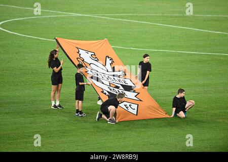 21 décembre 2023 ; Suncorp Stadium, Brisbane, Queensland, Australie : a-League football, Brisbane Roar contre Central Coast Mariners ; le drapeau Brisbane Roar est affiché avant le match Banque D'Images