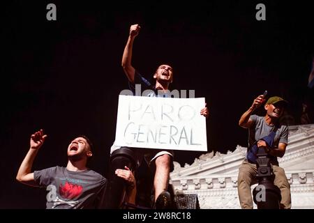 Buenos Aires, Argentine. 21 décembre 2023. Les manifestants chantent devant le Congrès national pendant la manifestation. Des manifestants ont organisé une manifestation contre les politiques d'ajustement de Javier Milei à Buenos Aires, en Argentine. Crédit : SOPA Images Limited/Alamy Live News Banque D'Images