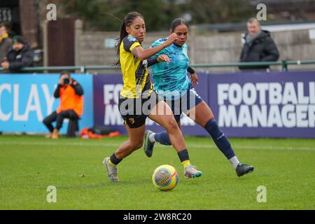 Ruislip, Royaume-Uni. 17 décembre 2023. Ruislip, Angleterre, 17 décembre 2023 : Lucia Leon (2 Watford) garde le ballon pendant le match du championnat de Barclays FA Womens entre Watford et London City Lionnes à Grosvenor Vale à Ruislip, Angleterre (Will Hope/SPP) crédit : SPP Sport Press photo. /Alamy Live News Banque D'Images