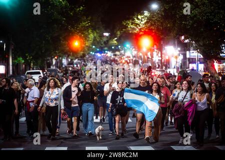 Buenos Aires, Argentine. 21 décembre 2023. Les manifestants marchent vers le Congrès national pendant la manifestation. Des manifestants ont organisé une manifestation contre les politiques d'ajustement de Javier Milei à Buenos Aires, en Argentine. Crédit : SOPA Images Limited/Alamy Live News Banque D'Images