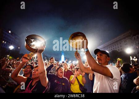 Buenos Aires, Argentine. 21 décembre 2023. Des manifestants ont vu chanter et frapper des casseroles pendant la manifestation. Des manifestants ont organisé une manifestation contre les politiques d'ajustement de Javier Milei à Buenos Aires, en Argentine. Crédit : SOPA Images Limited/Alamy Live News Banque D'Images