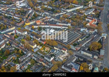 Vue aérienne, vieille ville avec aire de jeux pour enfants de zone résidentielle et maisons de logement avec zone commerciale Bogestra dépôt de tramway, entouré par aut Banque D'Images