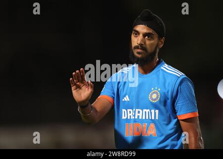 PAARL, AFRIQUE DU SUD - 21 DÉCEMBRE : Ashdeep Singh de l'Inde fait signe aux fans lors du 3e One Day International Match entre l'Afrique du Sud et l'Inde au Boland Park le 21 décembre 2023 à Paarl, Afrique du Sud. Photo de Shaun Roy/Alamy Live News Banque D'Images