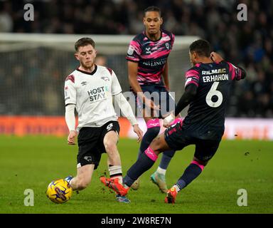 Max Bird du comté de Derby (à gauche) et Ethan Erhahon de Lincoln City se battent pour le ballon lors du match de Sky Bet League One au Pride Park, Derby. Date de la photo : jeudi 21 décembre 2023. Banque D'Images