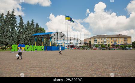 Sarny, Ukraine - 30 juin 2023 : les gens marchent sur la place centrale Sarny est une petite ville de la région de Rivne, à l'ouest de l'Ukraine. C'est un signe majeur pour les chemins de fer Banque D'Images