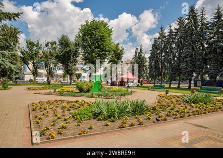 Sarny, Ukraine - 30 juin 2023 : les gens visitent le parc dans le centre-ville. Sarny est une petite ville de la région de Rivne, à l'ouest de l'Ukraine. C'est un chemin de fer majeur non Banque D'Images